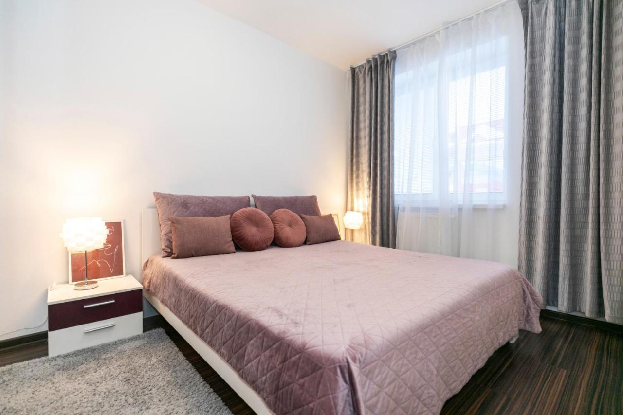 Alure Residences 3 & 24H Self Check-In, Parking In The Garage In The Apartment Building Included, New Building, Terrace, Green Location With A Forest Park With A Lake, Children'S Playground Банска-Бистрица Экстерьер фото